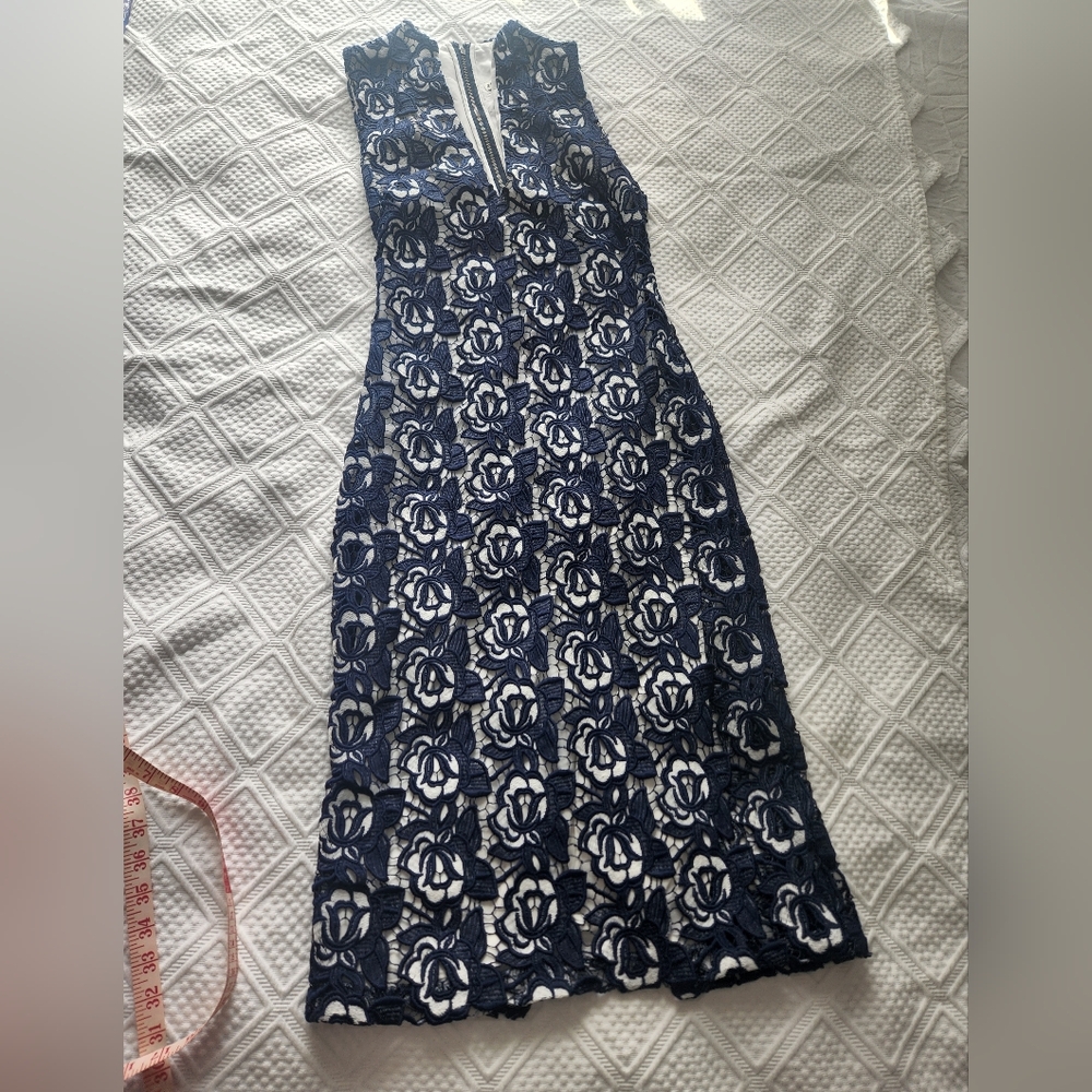 Alice + Olivia Navy and White Rose Midi Dress - Picture 2 of 9